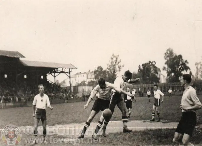 Грають польські поліцейські Луцька. Команда ПКС у 1930-их потіснила у чемпіонаті Волині рівненську гегемонію. Як бачите, міський стадіон мав дерев’яну криту трибуну. На тлі бачимо казарми на сучасній вулиці Стрілецькій.